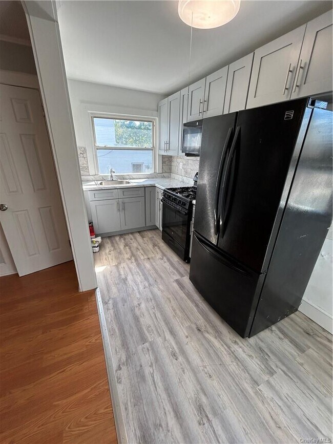Building Photo - 72 Soundview St