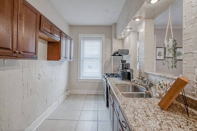 Building Photo - Furnished & Perfectly Located Downtown in ...
