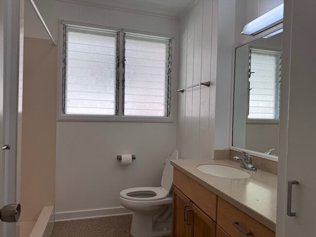Building Photo - 3br - 3 Bed/2 Bath House with Family Room - Convenient Honolulu Location