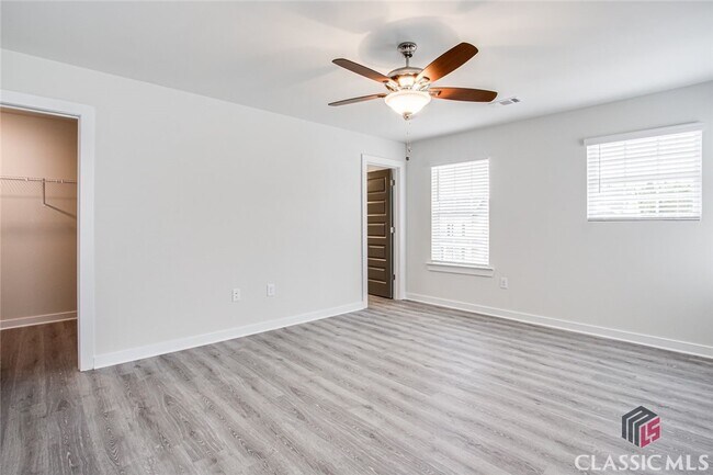 Building Photo - 715 W Vincent Dr