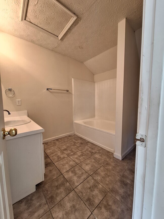 Building Photo - 975 Windwood Ct