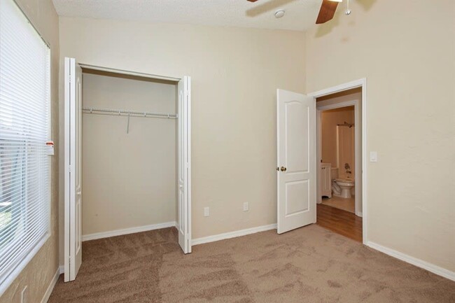 Building Photo - 1041 Park Hill Dr
