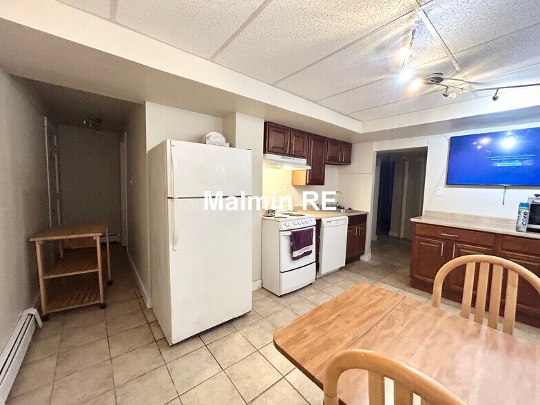 Building Photo - 75 Hillside St