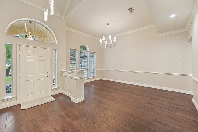 Building Photo - 711 Saratoga Dr