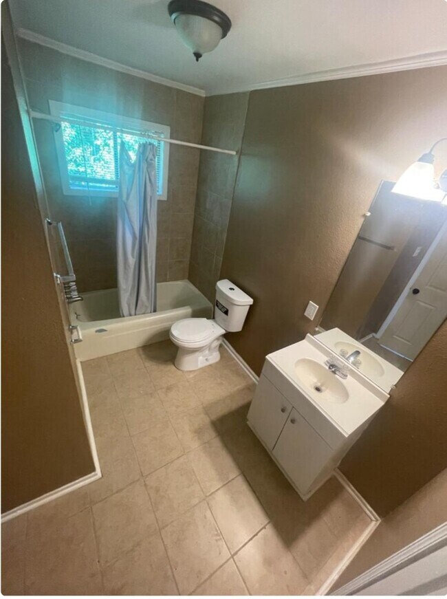 Building Photo - 2817 Lorraine St