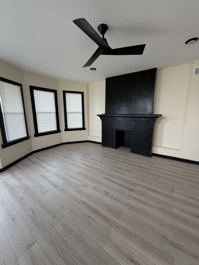 Building Photo - 4 bedroom townhouse