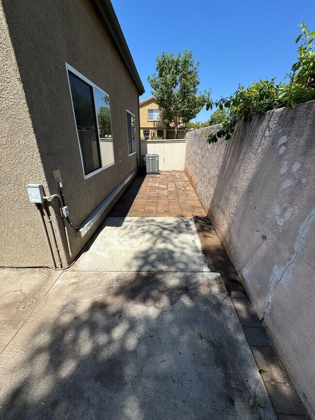 Building Photo - Welcome to this stunning 3-bedroom, 2.5-ba...