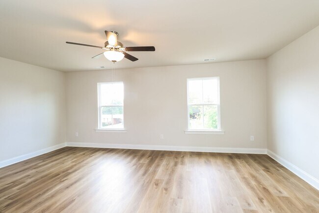 Building Photo - Beautiful 4BR 2.5BA Home w/ Full Appliance Kitchen • Garage Parking •