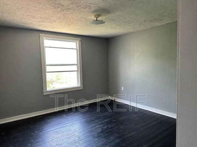 Building Photo - 109 W Maple St