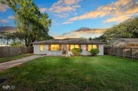 Building Photo - Check Out this Charming 3 bed 1 bath in Bo...