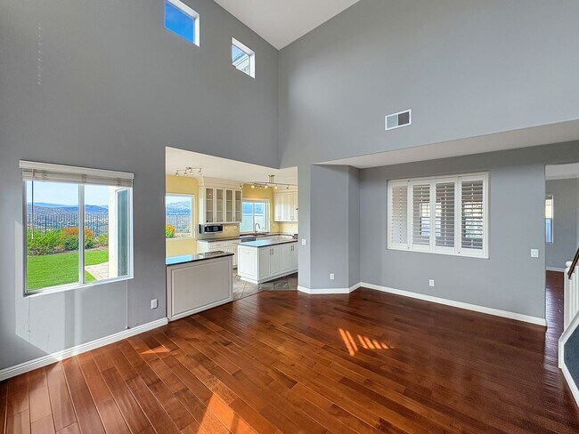 Building Photo - Beautiful 4B/3BA house w/ large backyard i...