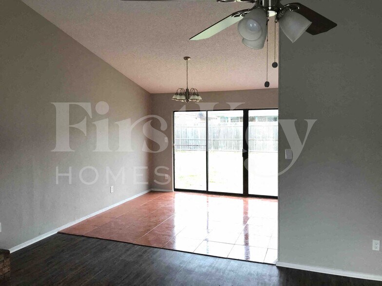 Building Photo - 2510 Bentley Dr