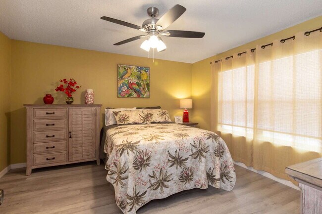 Building Photo - This tasteful decorated home features 3 be...