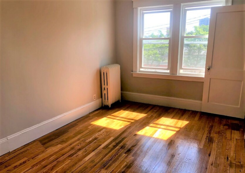 Building Photo - 82 Empire St