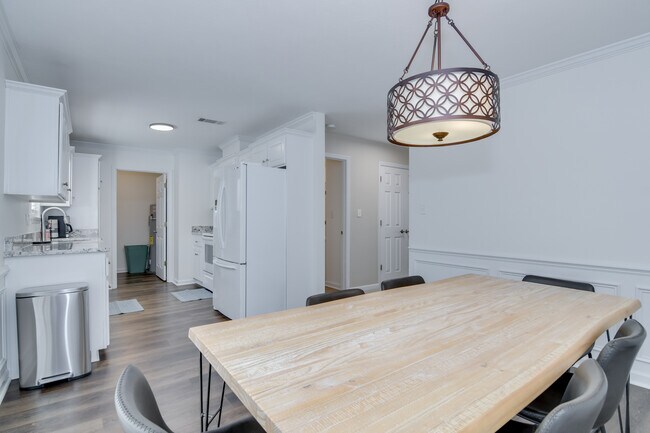 Building Photo - 2044 Lillian Dr