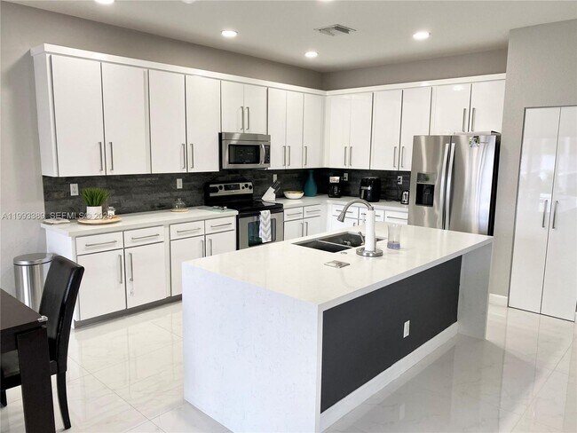 Building Photo - 4451 Seneca Ave