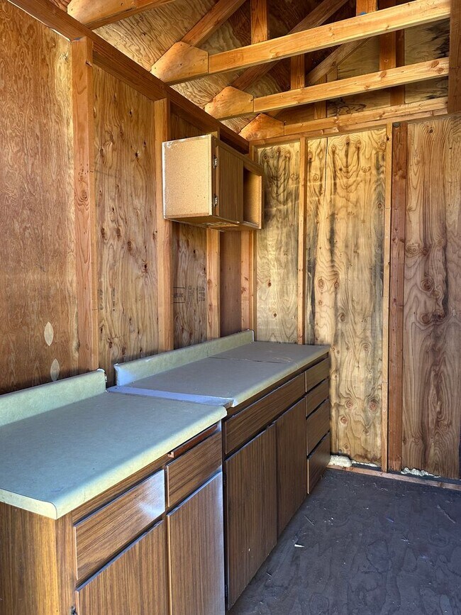 Building Photo - 2 bedroom 1 bath duplex in Springfield!