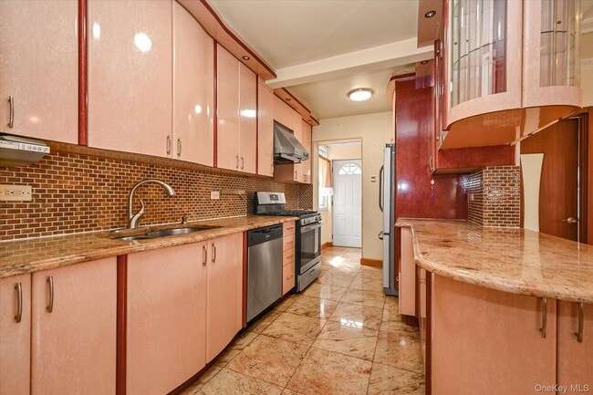 Building Photo - 63-42 Alderton St