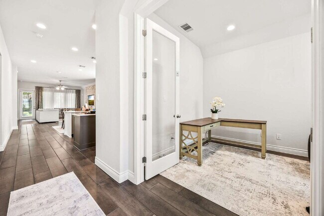 Building Photo - Comfort Living Near Sea World