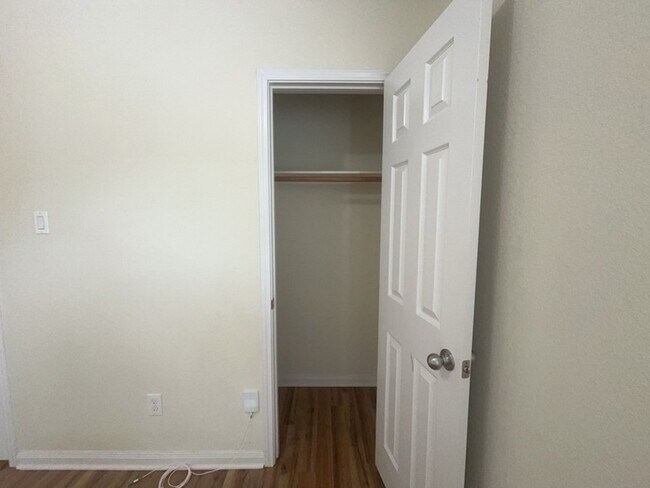 Building Photo - 10009 Iron Ridge Dr