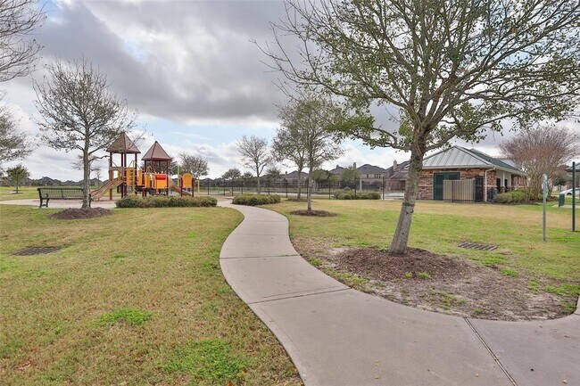 Building Photo - 223 Golden Grain Dr