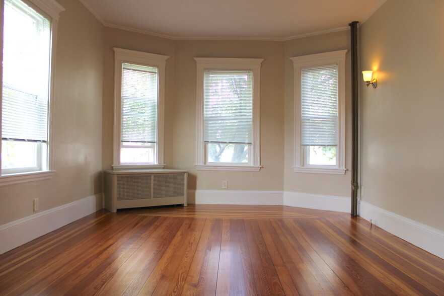 Living room - 9 Willard Ave