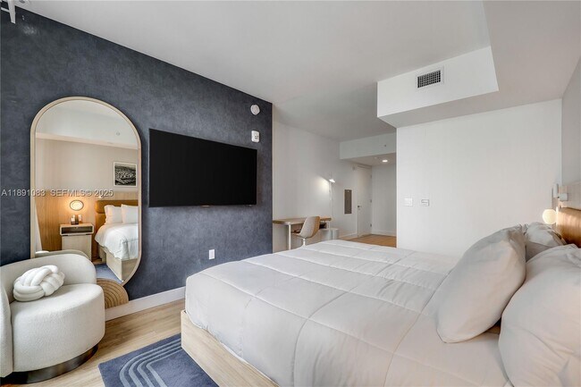 Building Photo - 601 NE 1st Ave