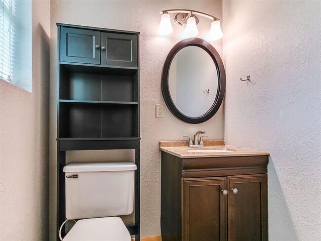 Building Photo - 212 S Mercedes Dr