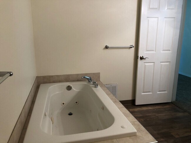 Building Photo - Walnut Grove 2 Bedroom, 2 Bath Condominium
