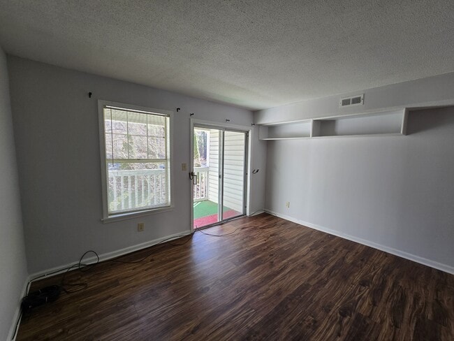 Building Photo - 117 Kingsbury Dr