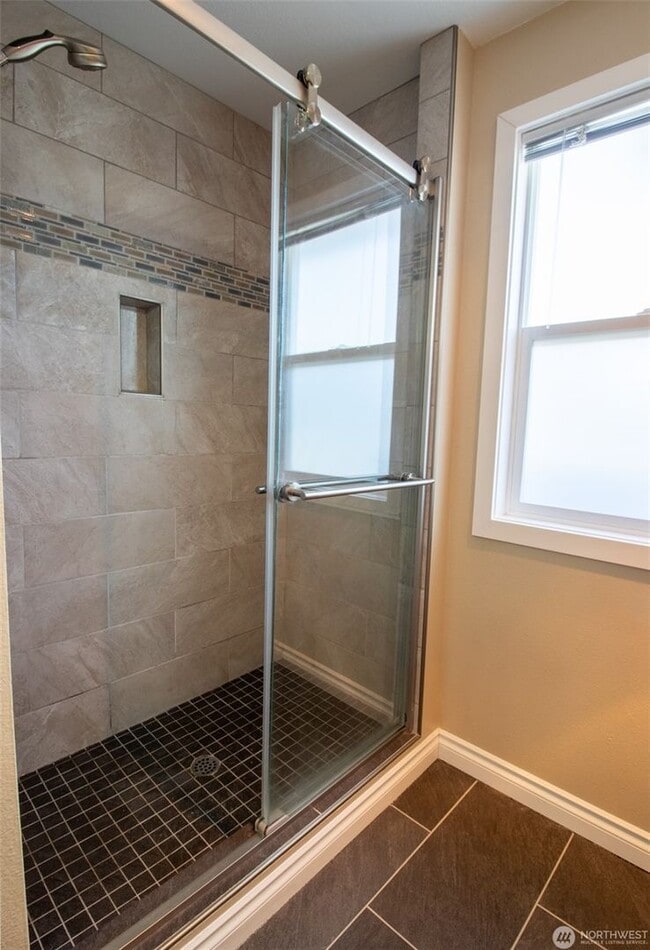 Building Photo - 4Bd/3.5Ba Bellevue Home