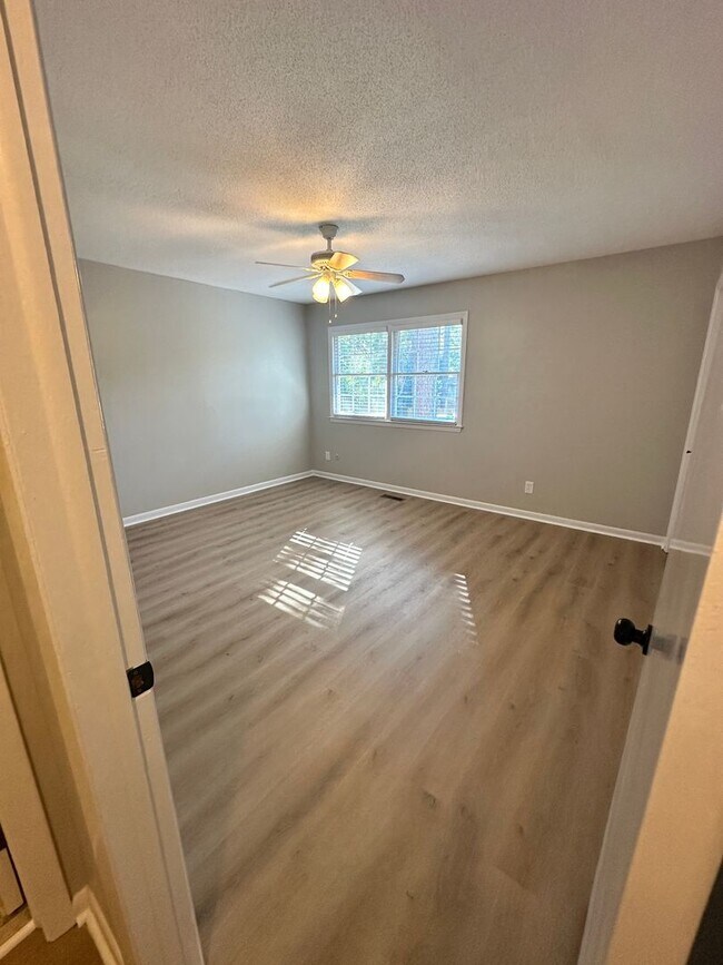 Building Photo - Beautiful 2 Bedroom 1.5 Bath Townhome!