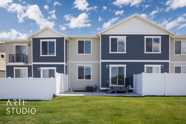 Building Photo - Beautiful Townhome in Lehi