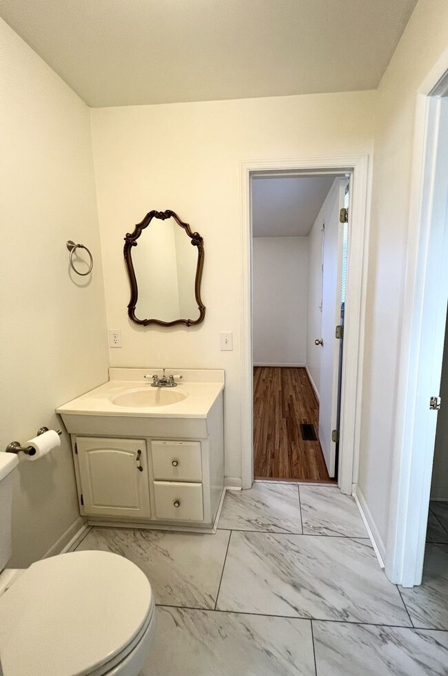 Building Photo - Single-Family Home with 2 Bedrooms and 1.5...