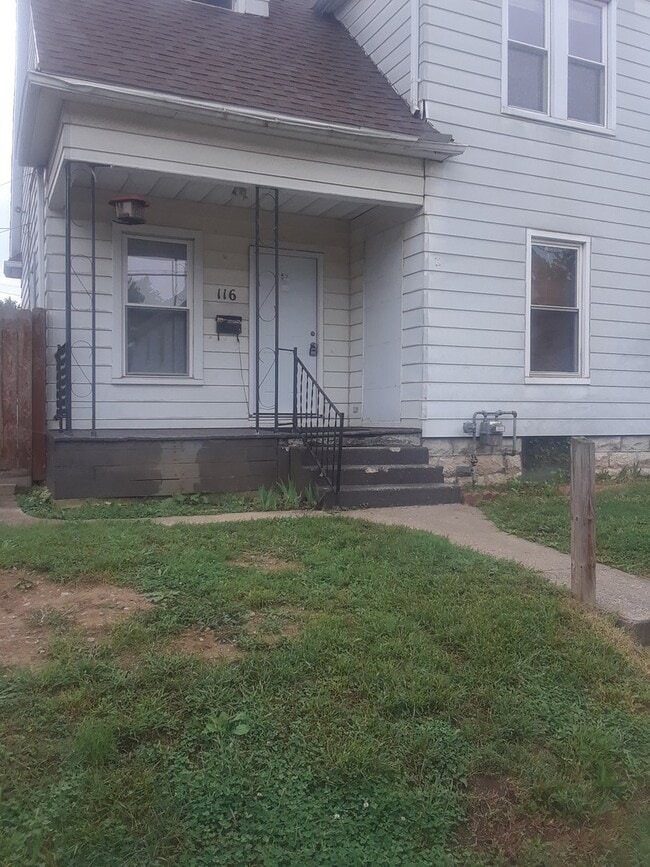 Building Photo - Quaint 3 bed 1.5 bath with detached garage close to everything