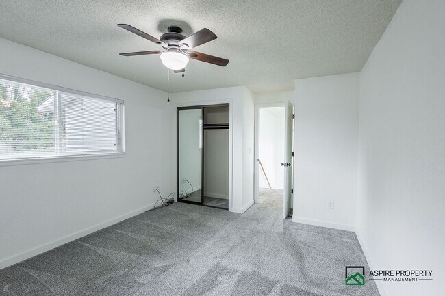 Building Photo - New Renovated 2 Bed 2 bath Townhome