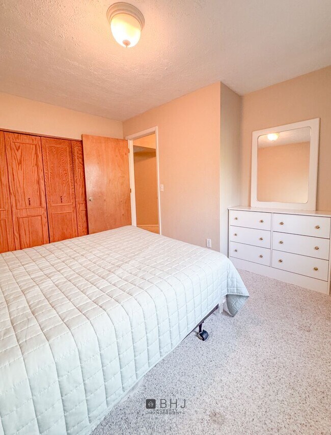 Building Photo - SHORT TERM 6 MONTH ONLY - Dog Friendly 3 b...