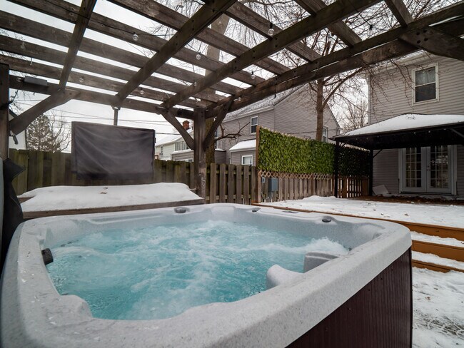 Building Photo - 3621 Silsby Rd