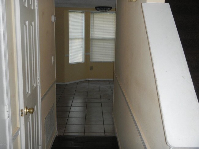 Building Photo - 517 Tuxedo Ct