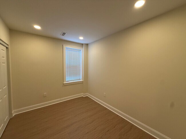 Building Photo - 1402 S 54th St