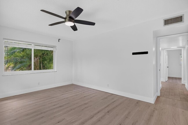 Building Photo - 6410 NW 34th Ave