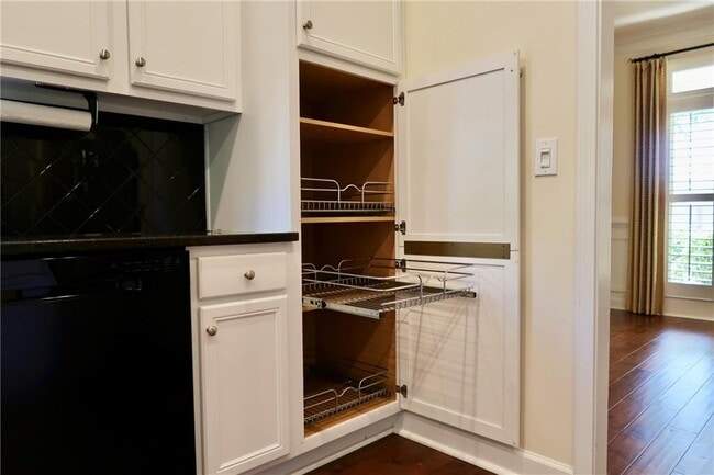 Building Photo - 515 Village Arbor Park NW