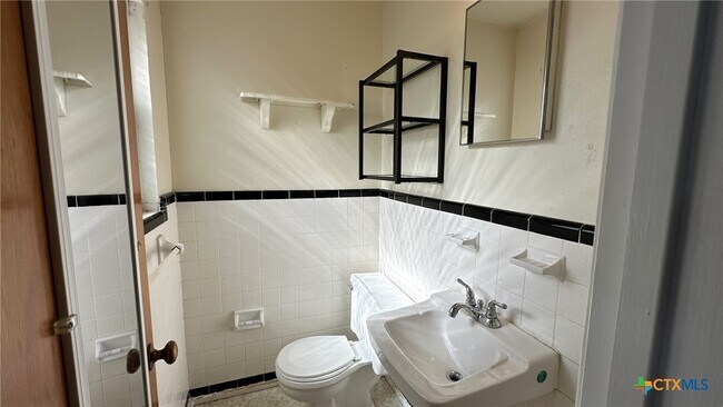 Building Photo - 1102 S 27th St