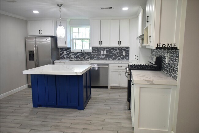 Building Photo - 5922 Lavender St