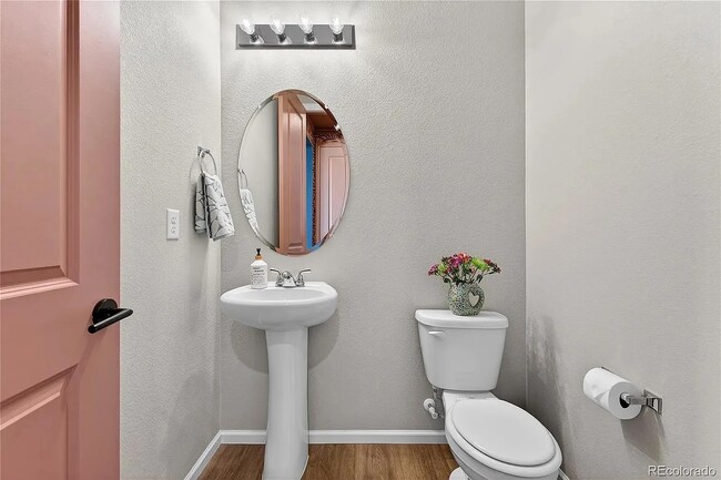 Building Photo - 949 N Undergrove Way
