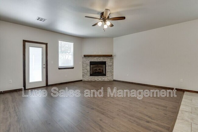Building Photo - 2200 Alta Vista Ln