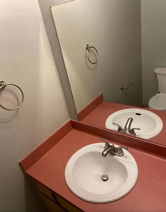 Building Photo - 2 Bedroom / 1.5 Bathroom Townhouse w/ Fenc...