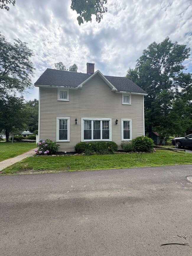 Building Photo - Lovely 4 Bedroomin a Quaint and Quiet Neig...
