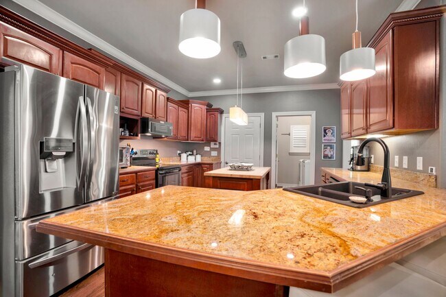 Building Photo - Fabulour Bridgeport S/D Home w/AMAZING out...