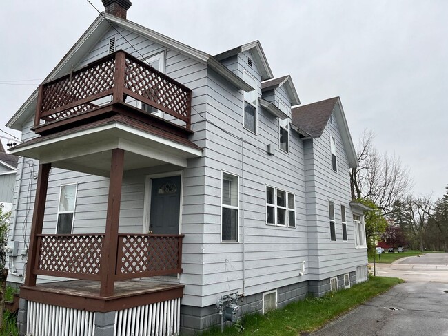 Building Photo - 105 N Polk St